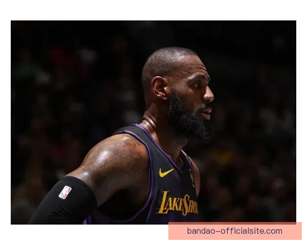 湖人提前缴械被批惨遭羞辱 勒布朗末节眼神空洞无力回天