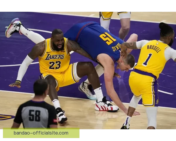 詹姆斯谈追平帕里什纪录回应质疑称湖人更好言论博眼球